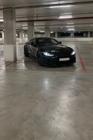 Cupê preto, garagem